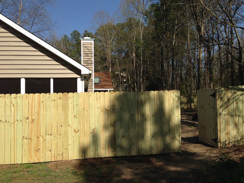 Photo of a 6' privacy fence